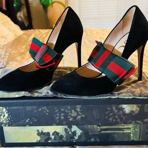 Gucci Sylvie Black Suede Pumos with removable Red and Green Bow